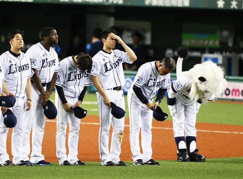 日本シリーズ進出を逃しスタンドのファンに頭を下げる、右から辻監督、秋山ら西武ナイン（撮影・足立雅史）