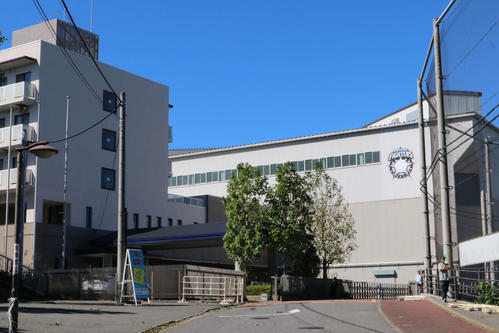 台風から一夜明けた、日本ハムの2軍本拠地千葉・鎌ケ谷にある合宿所（左）と隣接する室内練習場（撮影・山崎純一）