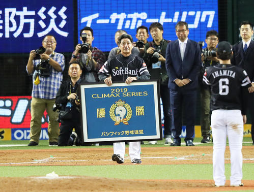 西武対ソフトバンク　日本シリーズ進出を決め笑顔を見せるソフトバンク工藤監督（撮影・足立雅史）