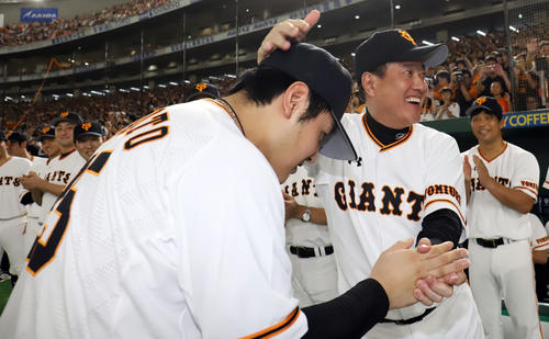 巨人対阪神　阪神に勝利しクライマックスシリーズMVPに選ばれた巨人岡本（左）を出迎える原監督（撮影・垰建太）