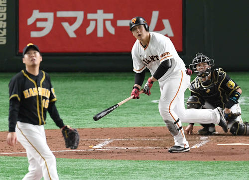 巨人対阪神　5回裏巨人無死、中越えソロ本塁打を放つ岡本。投手西（撮影・山崎安昭）