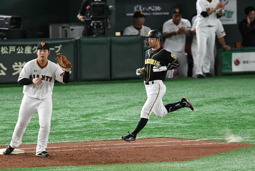 巨人対阪神　9回表阪神2死、二ゴロに倒れた代打鳥谷（右）は表情を曇らせる。一塁手岡本（撮影・山崎安昭）