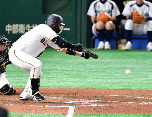 巨人対阪神　6回裏巨人2死三塁、投前へセーフティバントの適時打を放つ丸（撮影・清水貴仁）