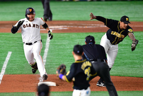 巨人対阪神　6回裏巨人2死三塁、投前へセーフティースクイズを決める丸（左）（撮影・清水貴仁）