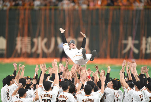 日本シリーズ進出を決め、ナインに胴上げされる巨人原監督（撮影・加藤諒）