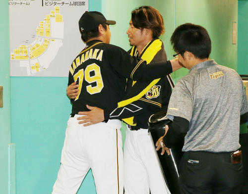 巨人対阪神　試合を終え引き揚げる鳥谷（右）と別れのあいさつをする浜中コーチ（撮影・加藤哉）