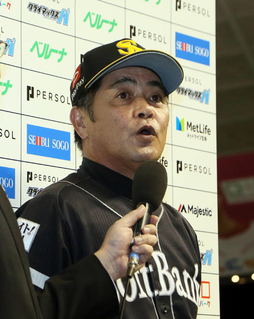西武対ソフトバンク　質問に答える工藤監督（撮影・栗木一考）