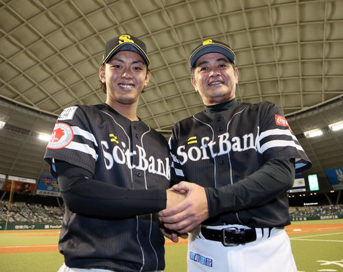 西武対ソフトバンク　クライマックスシリーズMVPに選ばれた今宮（左）は工藤監督と握手を交わす（撮影・栗木一考）