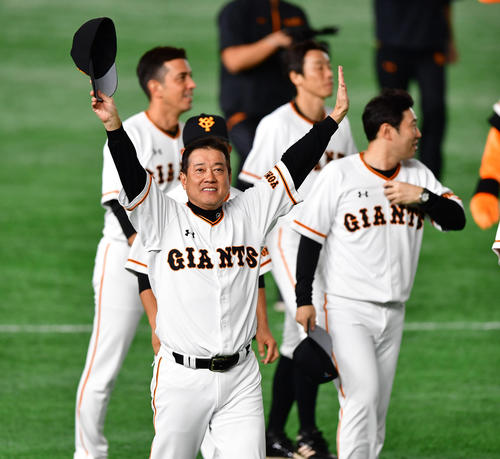 巨人対阪神　日本シリーズ進出を決めファンにあいさつする原辰徳監督（撮影・清水貴仁）