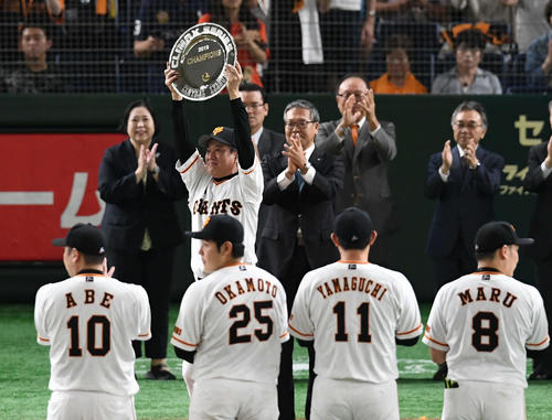 巨人対阪神　右翼席のファンに向かってCS優勝シャーレを掲げる巨人原監督（中央）（撮影・山崎安昭）