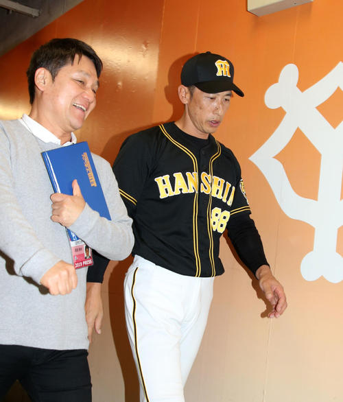 巨人対阪神　巨人に敗れ球場を引き揚げる矢野監督（撮影・加藤哉）