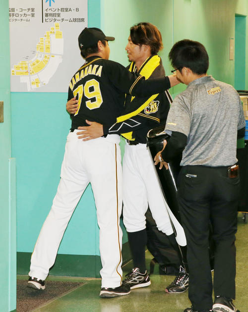 巨人対阪神　試合を終え引き揚げる鳥谷（右）と別れのあいさつをする浜中コーチ（撮影・加藤哉）