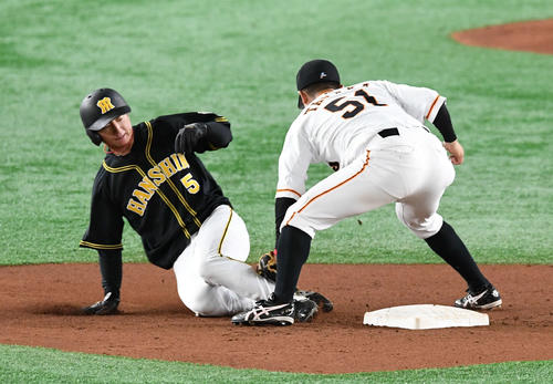 巨人対阪神　5回表阪神2死一塁、二塁盗塁を試みた近本（左）はタッチアウト。二塁手田中俊（撮影・山崎安昭）
