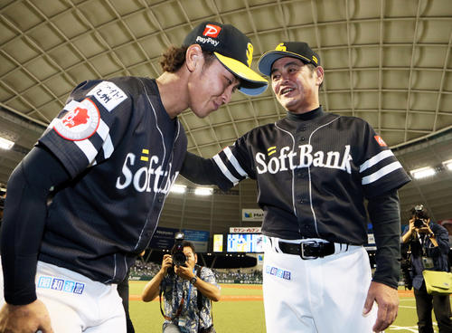 MVPに選ばれた今宮（左）は工藤監督から出迎えられる（撮影・栗木一考）