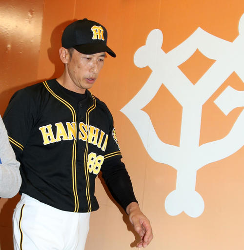 巨人に敗れ球場を引き揚げる矢野監督（撮影・加藤哉）