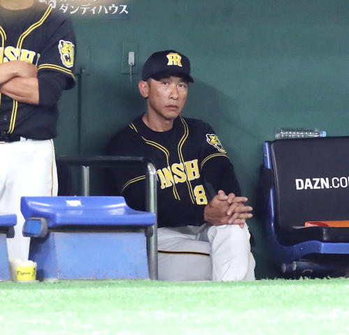 巨人対阪神　9回、ベンチで厳しい表情の阪神矢野監督（撮影・垰建太）