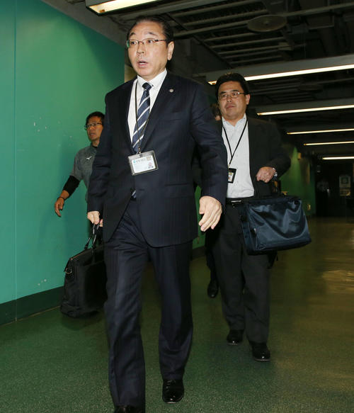 巨人対阪神　試合を終え引き揚げる揚塩社長と谷本副社長（撮影・加藤哉）