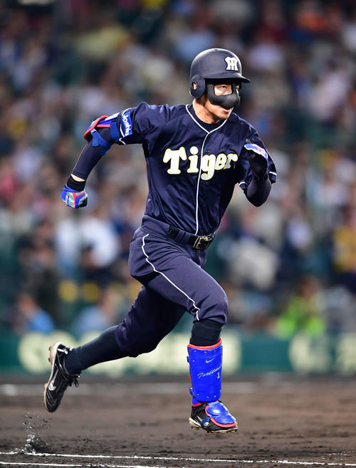 17年5月、フェイスガードをつけて代打出場した鳥谷（撮影・清水貴仁）