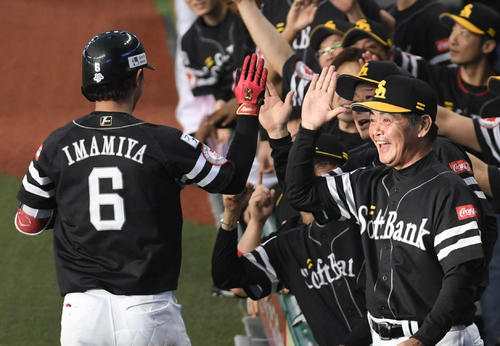 西武対ソフトバンク　6回表、2本目の本塁打の今宮（手前左）を笑顔で出迎える工藤監督（同右）（撮影・今浪浩三）