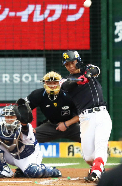 西武対ソフトバンク　3回表1死、左越え本塁打を放つソフトバンク今宮（撮影・足立雅史）