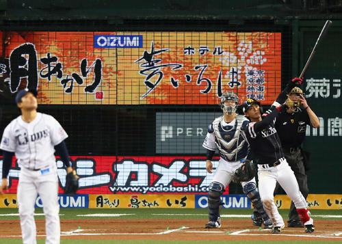 西武対ソフトバンク　6回表、左越え2点本塁打を放つソフトバンク今宮。投手松本航（撮影・足立雅史）