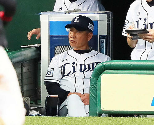 西武対ソフトバンク　3回表、渋い顔を見せる西武辻監督（撮影・足立雅史）