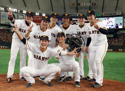 巨人対阪神　阪神に勝利し日本シリーズ進出を決め笑顔で写真に納まる岡本ら（撮影・垰建太）