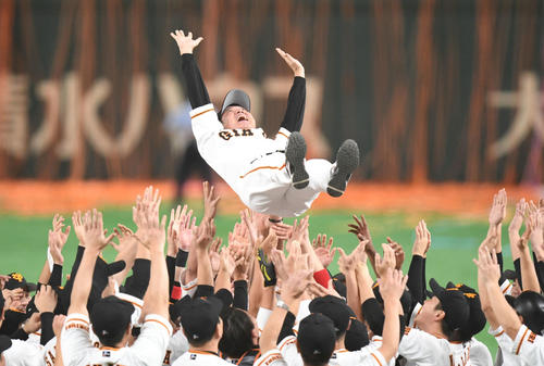 日本シリーズ進出を決め、ナインに胴上げされる巨人原監督（撮影・加藤諒）