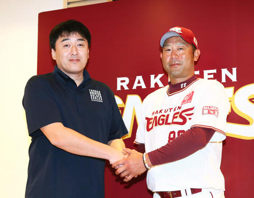 就任会見に臨んだ楽天三木監督（右）は石井GMと握手を交わす（撮影・足立雅史）