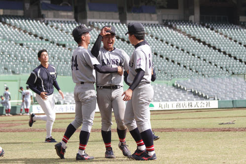 関大対近大　逆転勝ち後に喜び合う関大・坂之下晴人（撮影・柏原誠）