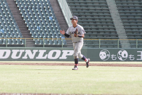 関大対近大　逆転勝ち後に笑顔を見せる関大・坂之下晴人（撮影・柏原誠）