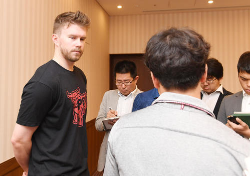 帰国前、都内のホテルで会見するピアース・ジョンソン（撮影・奥田泰也）
