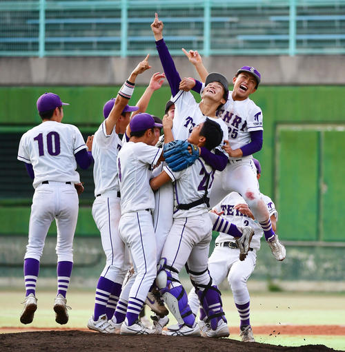 大体大対天理大　リーグ優勝を決め喜ぶ天理大ナイン（撮影・清水貴仁）