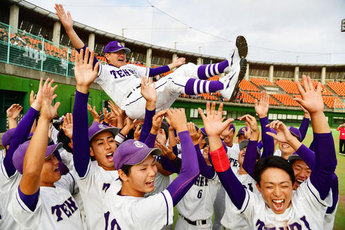 阪神大学野球秋季リーグ戦　大体大対天理大　リーグ優勝を決め天理大ナインに胴上げされる藤原忠理監督（撮影・清水貴仁）