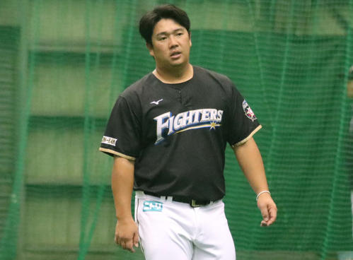 室内練習場で体を動かす日本ハム横尾（撮影・山崎純一）