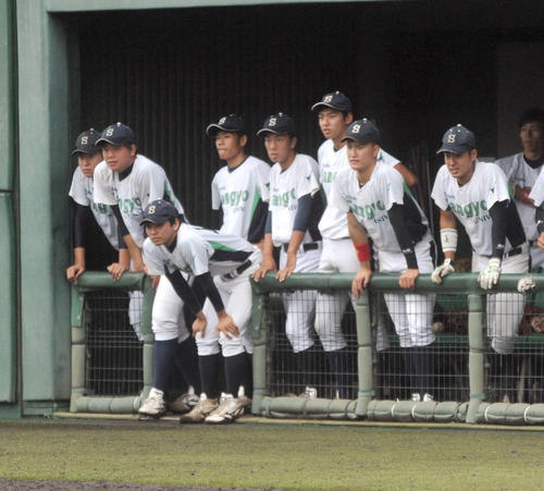 味方の最後の攻撃をベンチから眺める静岡産大ナイン