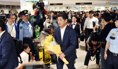 CSファイナルを制し、福岡空港で祝福された工藤監督（撮影・今浪浩三）