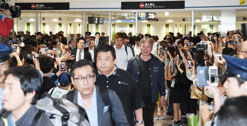 福岡空港に到着した柳田らソフトバンクナインは大勢のファンが待ち構える中、凱旋（がいせん）した（撮影・今浪浩三）