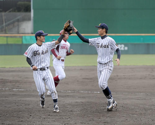 東海大海洋の横田主将（左）と翠尾投手は、常葉大浜松戦6回裏1死満塁のピンチを無失点でしのぎ、ハイタッチ