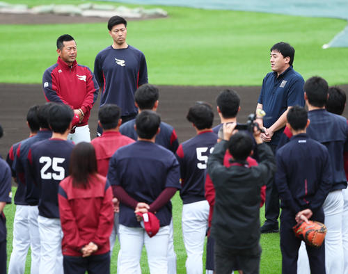 秋季練習前に楽天石井GM（後方右）の話を聞く三木監督（同左）（撮影・足立雅史）