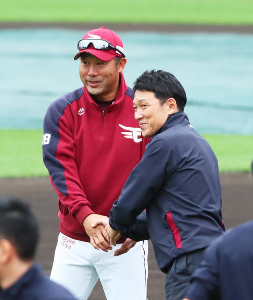 練習前に握手を交わす楽天三木監督（左）と立花球団社長（撮影・足立雅史）