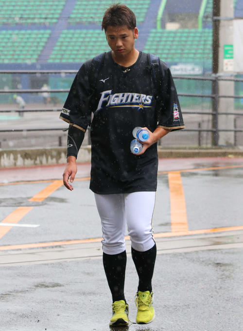雨天のため、球場から室内練習場へと移動する日本ハム谷口（撮影・山崎純一）