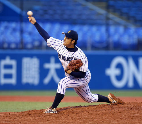 立大対東大　8回裏東大攻撃前、右で投球練習する立大・赤塚（撮影・大野祥一）