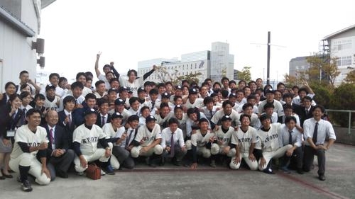 京大対同大　勝ち点2を挙げ集合写真に納まる京大ナイン（撮影・柏原誠）