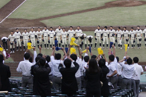 京大対同大　勝ち点2を挙げ整列するナインに歓声を送る京大スタンド（撮影・柏原誠）