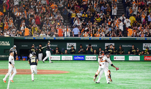 13日、巨人に敗れ日本シリーズ進出を逃しぼう然とグラウンドを見つめる阪神ナイン