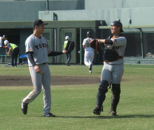巨人桜井（左）はバッテリーを組む田中貴（右）とグラブでハイタッチをする（撮影・桑原幹久）