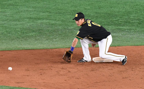 シートノックを受ける木浪聖也（2019年10月11日）