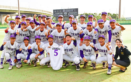 リーグ優勝を決め、福丸和起さんのユニホームとともに記念撮影を行う天理大ナイン（撮影・清水貴仁）