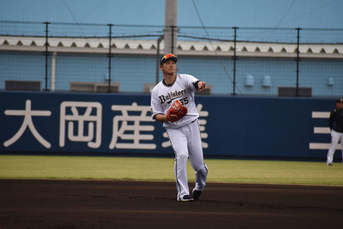 キャッチボールを行うT－岡田（撮影・古財稜明）
